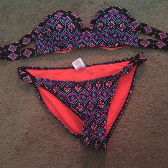 Bikini - Picture 2 of 2